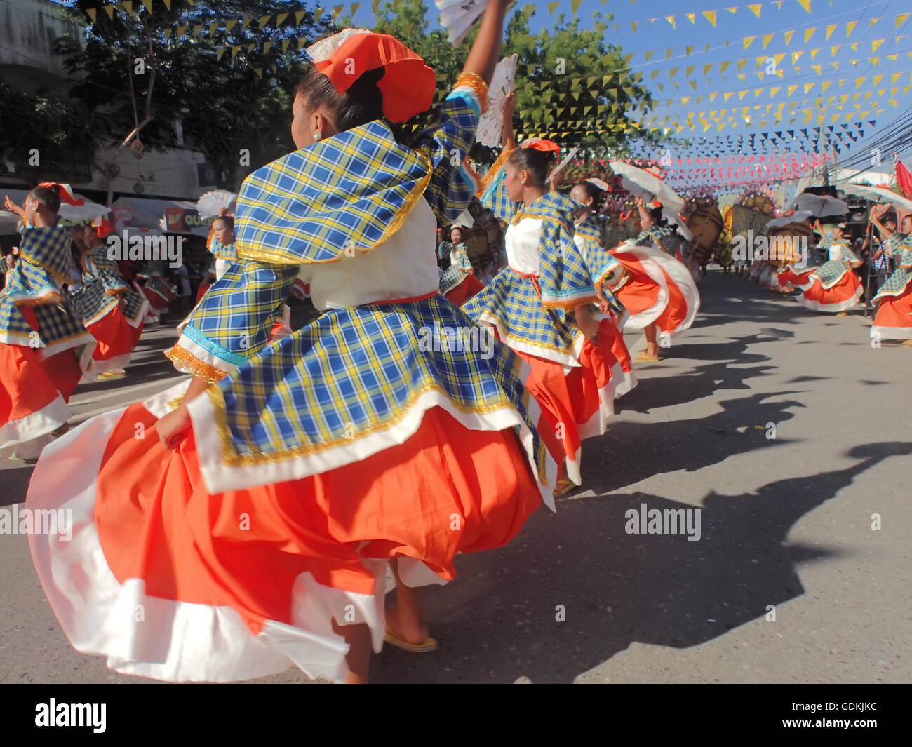 Koronadal, Philippinen. 18. Juli 2016. Die 50. Golden Anniversary of South Cotabato in Mindanao gipfelt mit der grand Street Parade tanzen, wo Tausende von lokalen touristischen genießen die lebendige Kultur der ethnischen Gruppe, Christen und Muslime in Harmonie in der einmal unruhigen Provinz verlassen. © Sherbien Dacalanio/Pacific Press/Alamy Live-Nachrichten Stockfoto