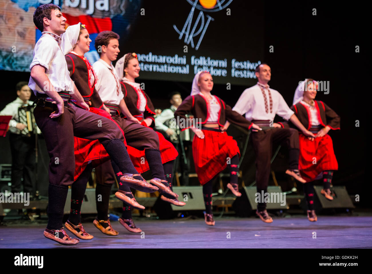 KUD Zora aus Belgrad, Serbien, Auftritt beim 28. Folkart International CIOFF Folklore Festival, Sub Folklorefestival von Festival Lent, eines der größten Outdoor-Festivals in Europa. Folkart, Festival Lent, Maribor, Slowenien, 2016. Stockfoto