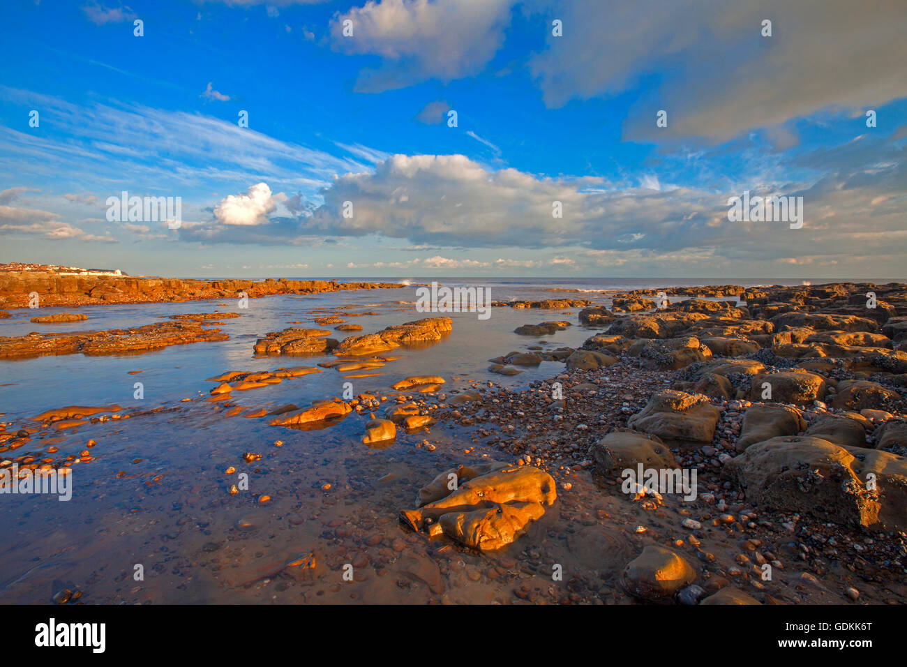 Sandstein Felsen bei Ebbe, Bexhill, East Sussex. etwa eine Stunde vor Sonnenuntergang aufgenommen Stockfoto