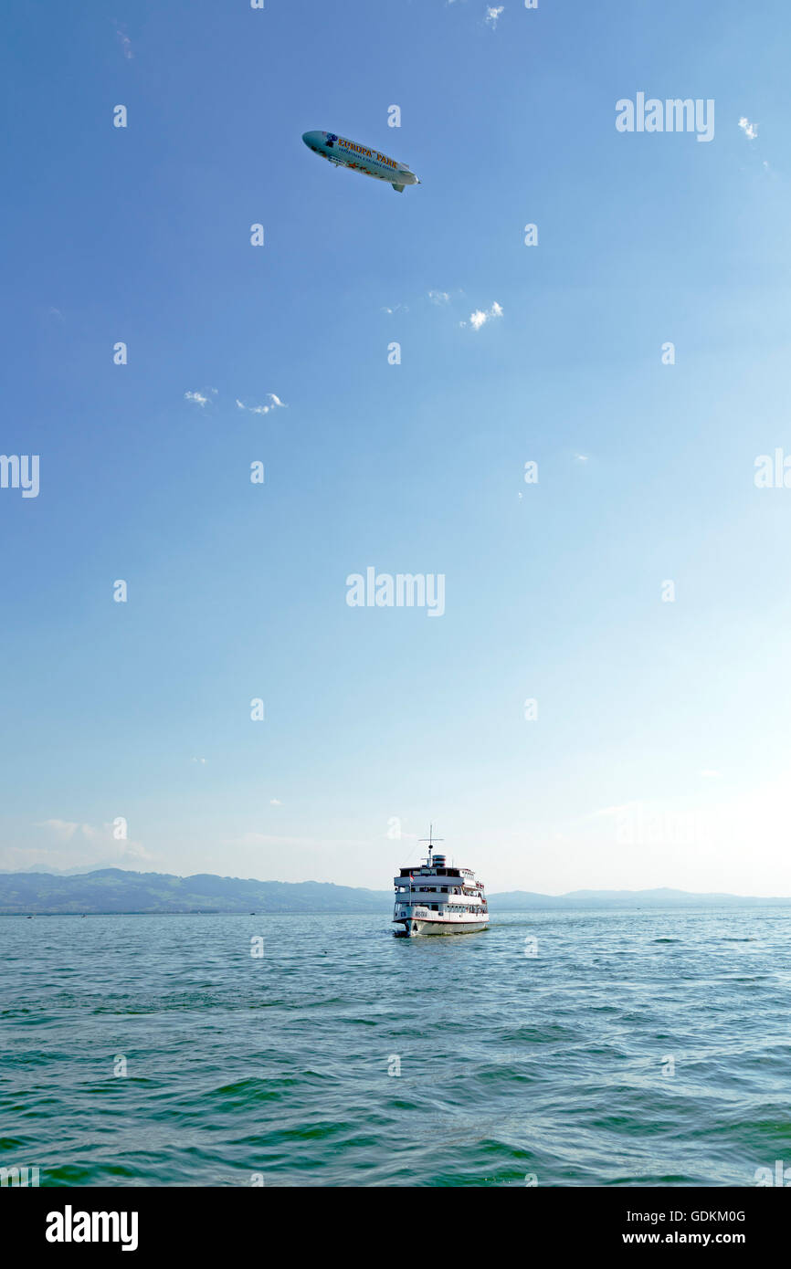 Luftschiff und Ausflug Boot in der Nähe von Wasserburg, Bodensee, Bayern, Deutschland Stockfoto