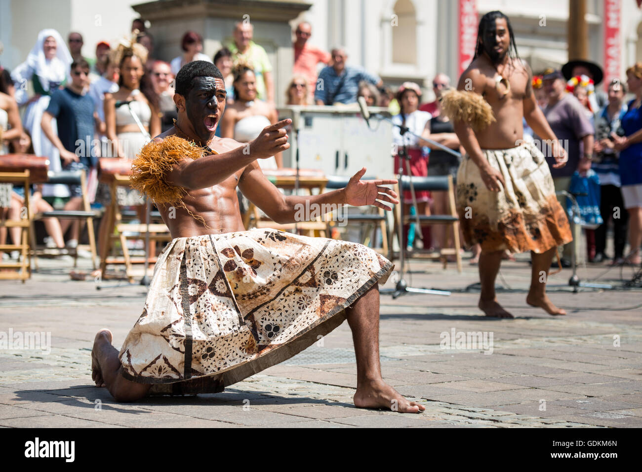 VOU Dance Company von Suva, Fidschi, Auftritt beim 28. Folkart International CIOFF Folklore Festival, Sub Folklorefestival von Festival Lent, eines der größten Outdoor-Festivals in Europa. Folkart, Festival Lent, Maribor, Slowenien, 2016. Stockfoto