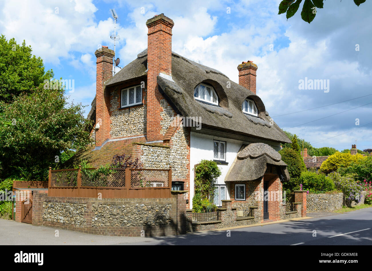 Alte Stein und Ziegel-Haus mit Strohdach Rustington, West Sussex, England, UK. Stockfoto