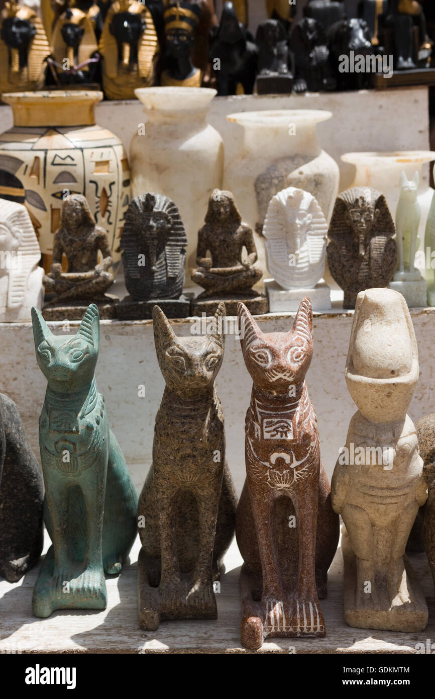 Ägyptische Statuen für den Verkauf in einem Souk in Assuan, Ägypten. Stockfoto