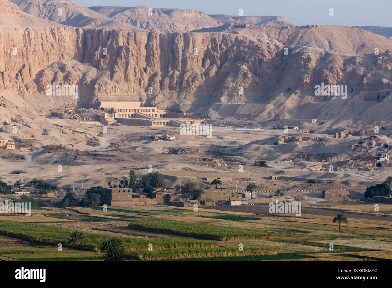 Der Tempel der Hatschepsut 3 gesehen aus einem Heißluftballon, Tal der Könige, Luxor, Ägypten. Stockfoto