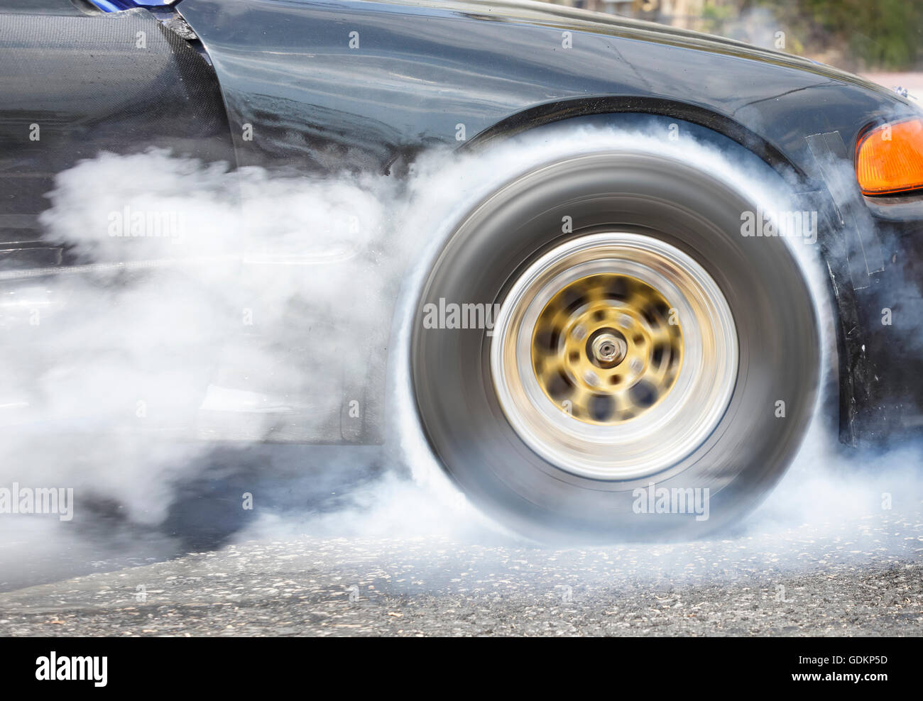 Drag Racing Auto brennt Kautschuk aus seiner Reifen in Vorbereitung auf das Rennen Stockfoto