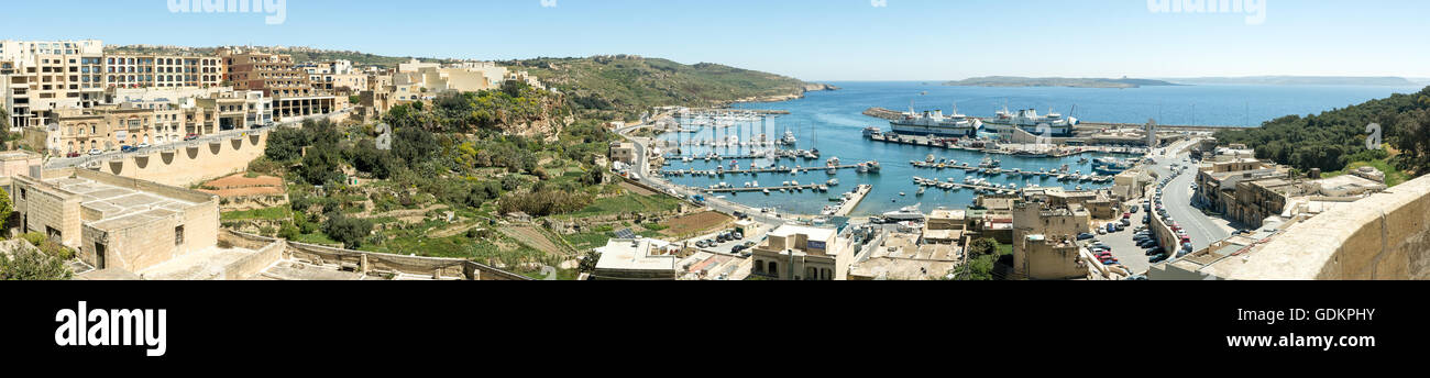 MGARR, MALTA - 14. April 2015: Panoramablick auf Mgarr Hafen mit der Fähre auf die Insel Gozo, Malta. Stockfoto