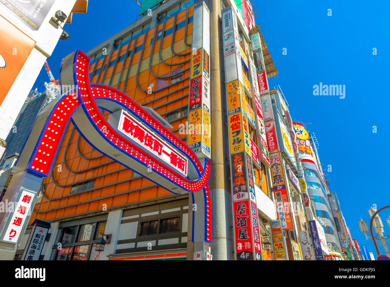 Zeichen markieren den Eingang zu den wichtigsten Gasse in Kabuki-Cho, Shinjuku, Tokio, Japan. Stockfoto