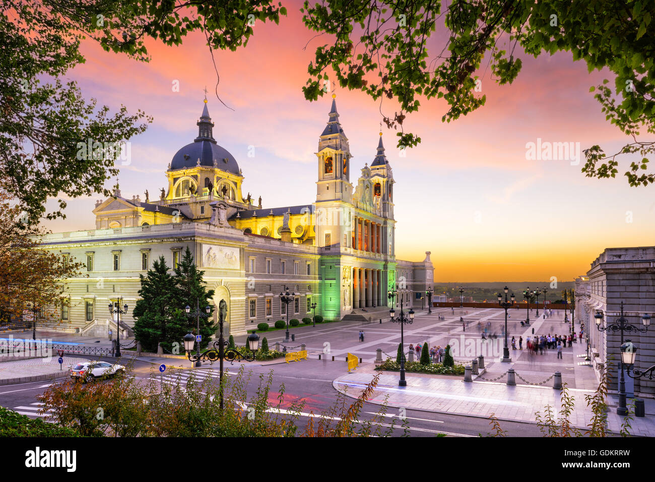 Madrid, Spanien in La Almudena-Kathedrale und dem Königspalast. Stockfoto
