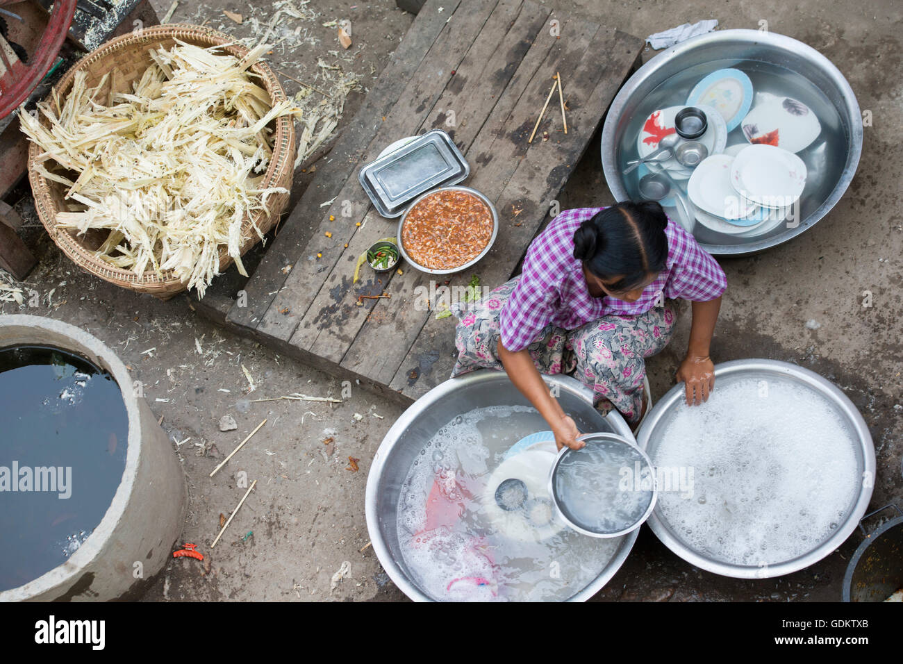 ein Frauen reinigen Sie die Speisen in einem Restaurant an der u-Bein-Brücke in Amarapura in der Nähe der Stadt Mandalay in Myanmar in Südostasien Stockfoto