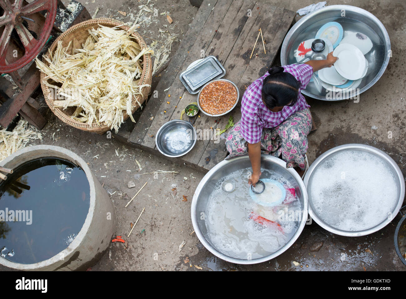 ein Frauen reinigen Sie die Speisen in einem Restaurant an der u-Bein-Brücke in Amarapura in der Nähe der Stadt Mandalay in Myanmar in Südostasien Stockfoto