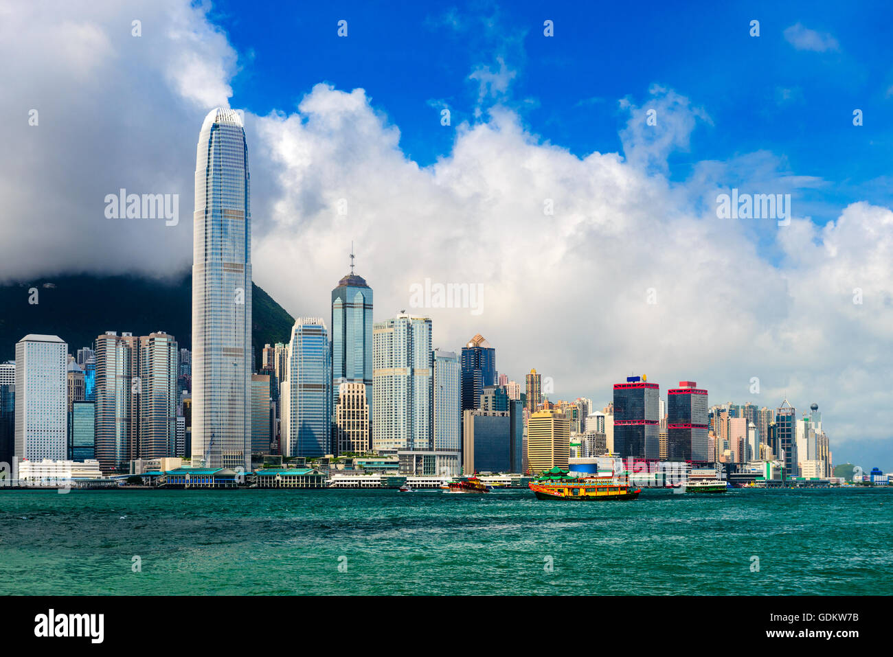 Skyline von Hong Kong, China auf Victoria Harbour. Stockfoto