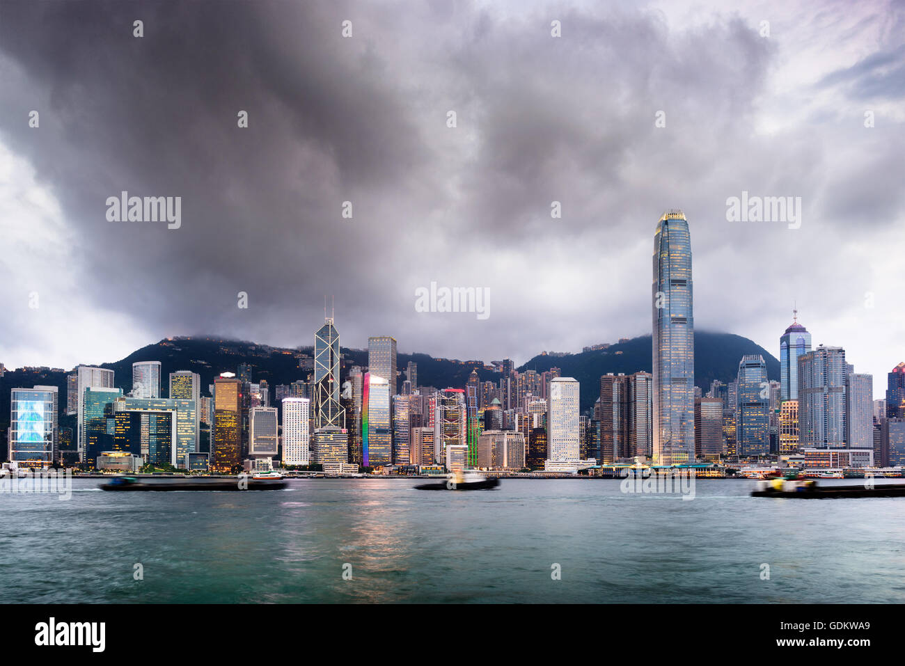 Skyline von Hong Kong, China auf Victoria Harbour. Stockfoto