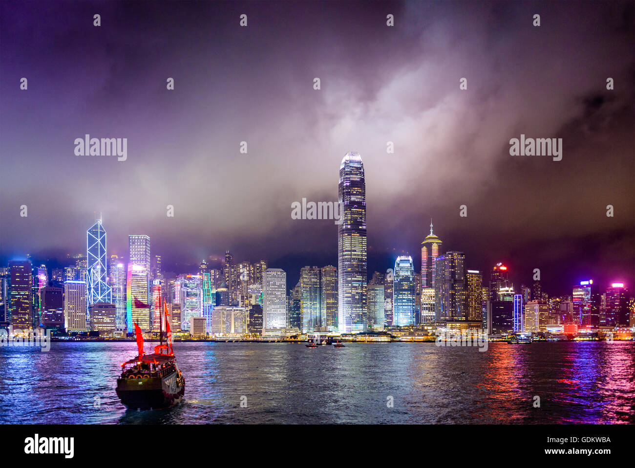Skyline von Hong Kong, China auf Victoria Harbour. Stockfoto