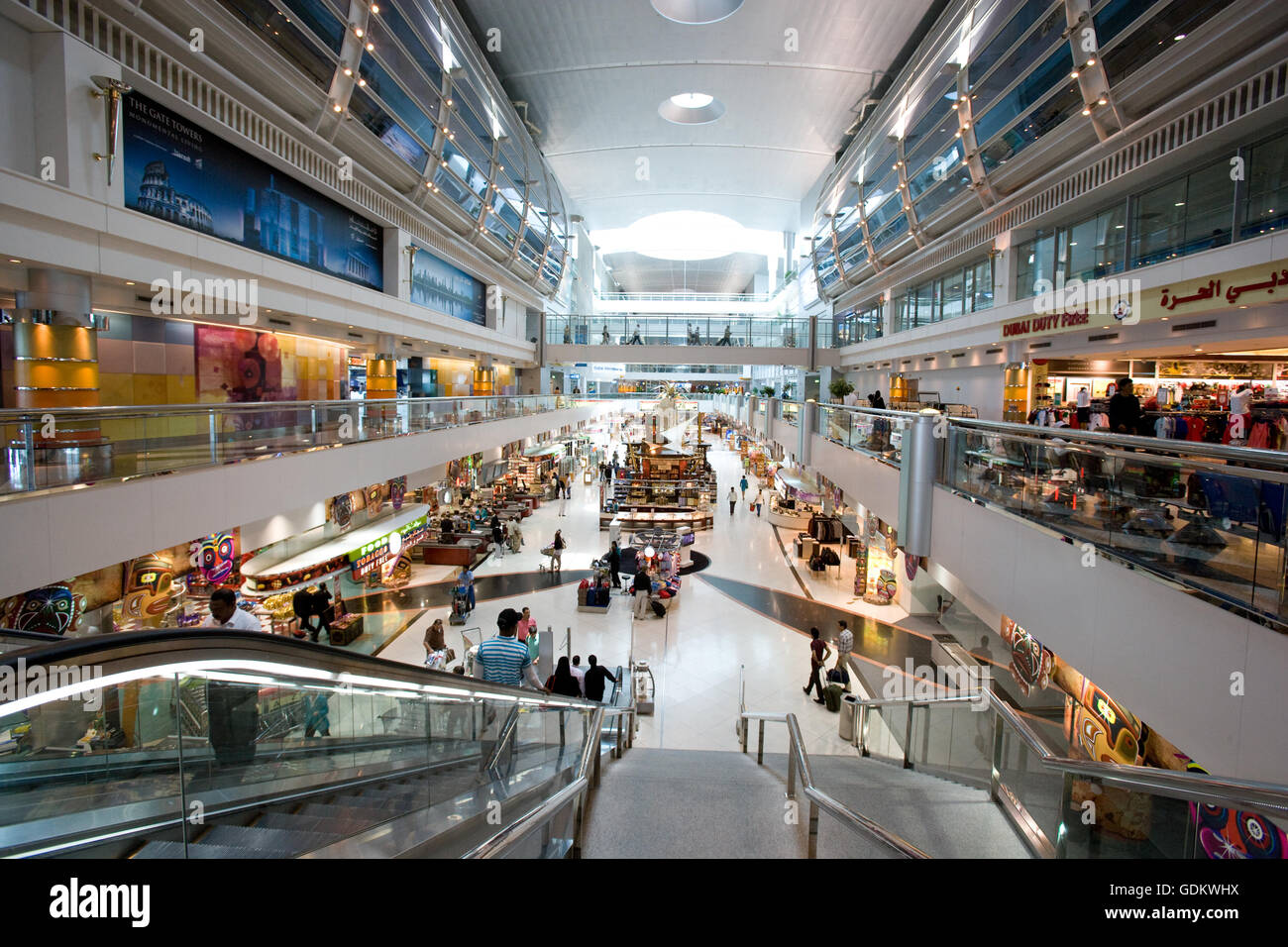 Mädchen führen einen traditionellen arabischen Tanz, Dubai, Vereinigte Arabische Emirate. Stockfoto