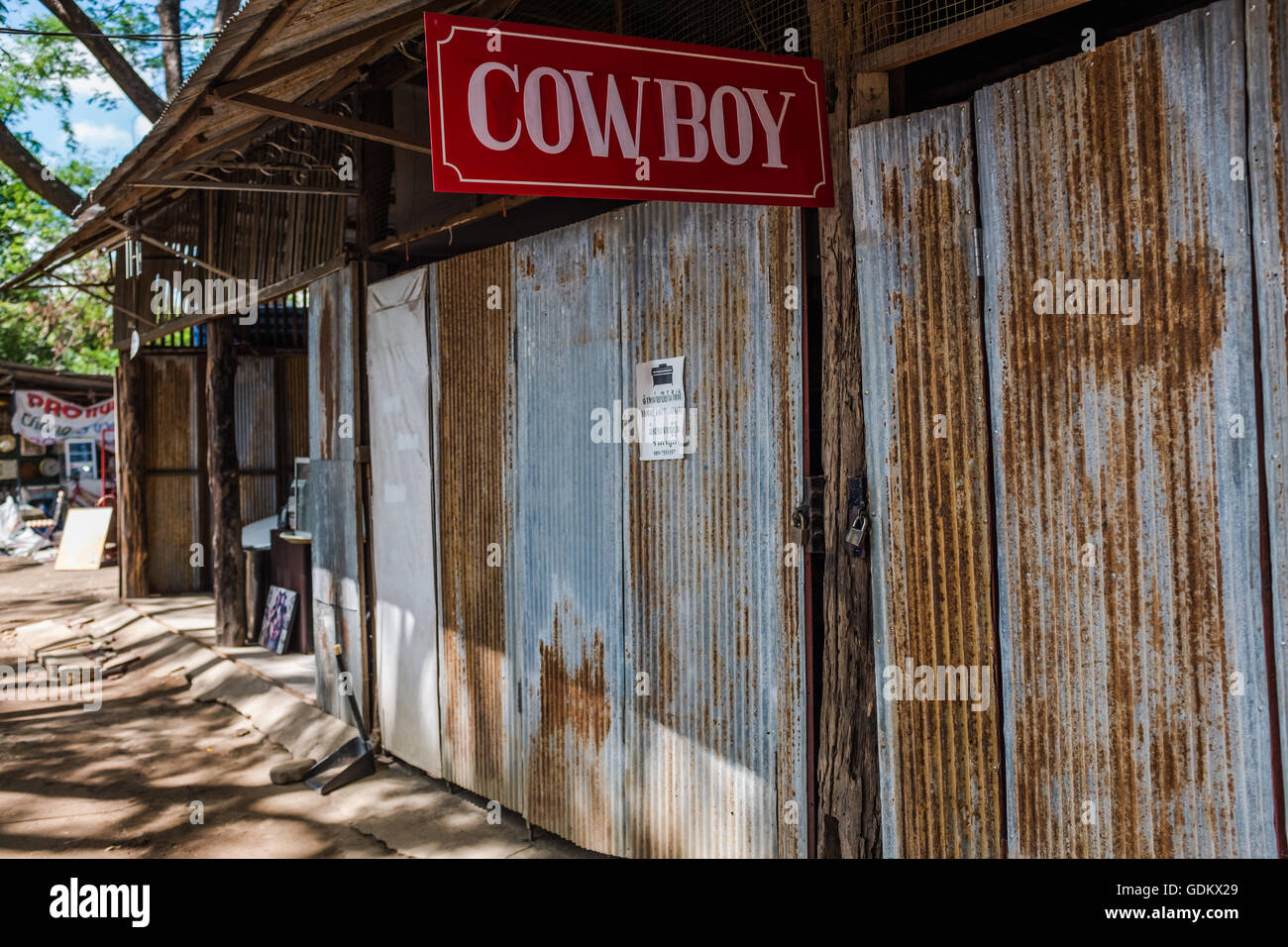 Rotes Schild mit der Aufschrift Cowboy in weiß auf einem lokalen Flohmarkt, Chiang Mai Thailand Stockfoto