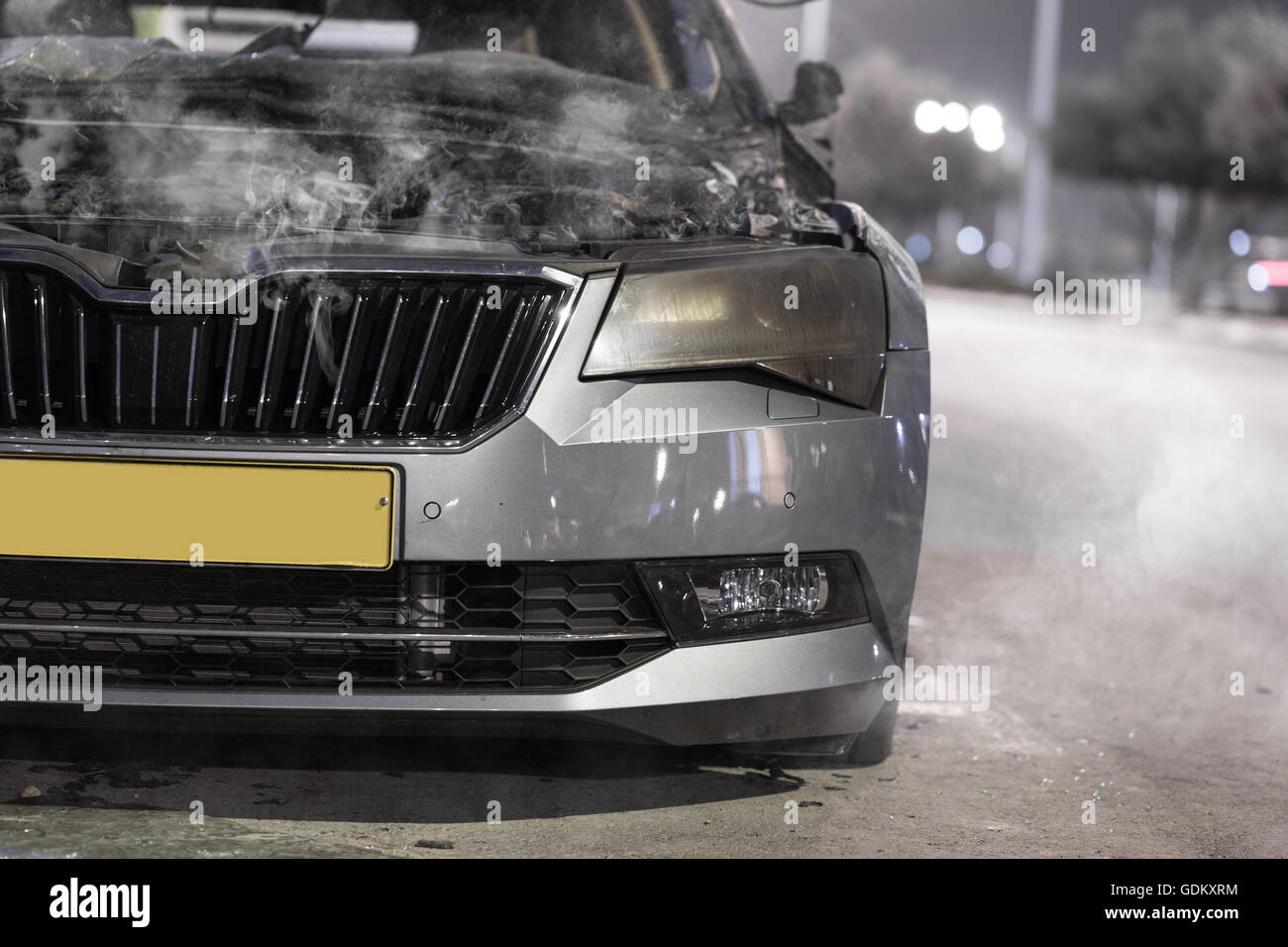 Straßen- und Vorfall, ein kaputtes dampfenden Auto Stockfoto
