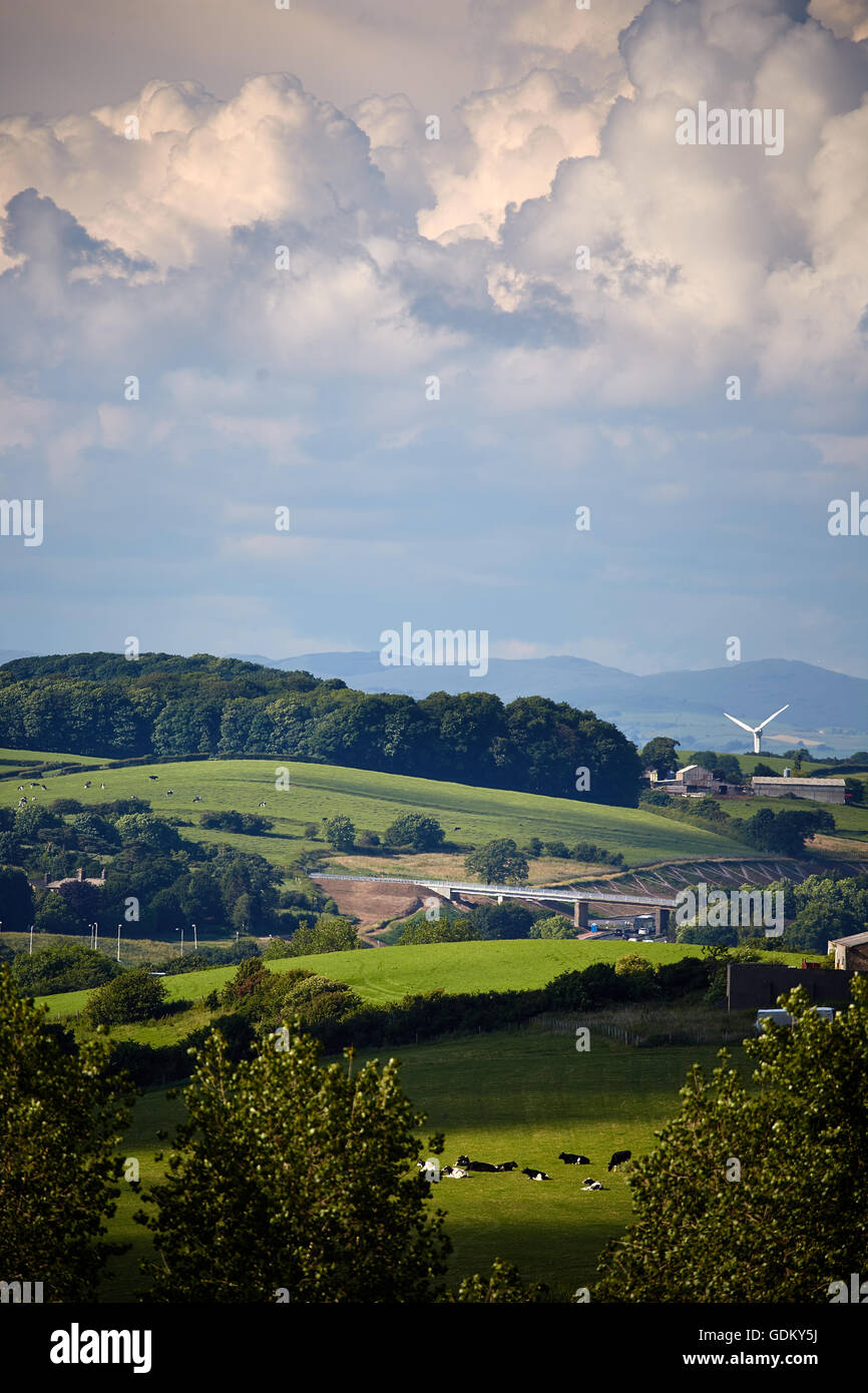 Lancashire, Lancashire UK Landschaft mit Autobahn M6 schneiden durch die Landschaft Landschaft Felder Ackerland Weideland lange gras Stockfoto