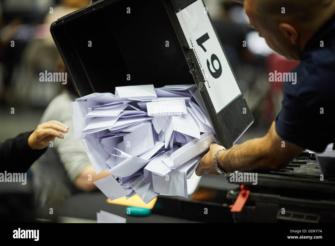 Stimmen zählen Rates Arbeitnehmer zählen der Papiere Box Wähler uk Wahlen Wahllokal Boxen Wählerverzeichnis durch den kurfürstlichen angekreuzt Stockfoto
