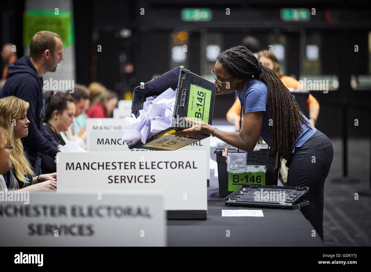 Stimmen zählen Rates Arbeitnehmer zählen der Papiere Box Wähler uk Wahlen Wahllokal Boxen Wählerverzeichnis durch den kurfürstlichen angekreuzt Stockfoto