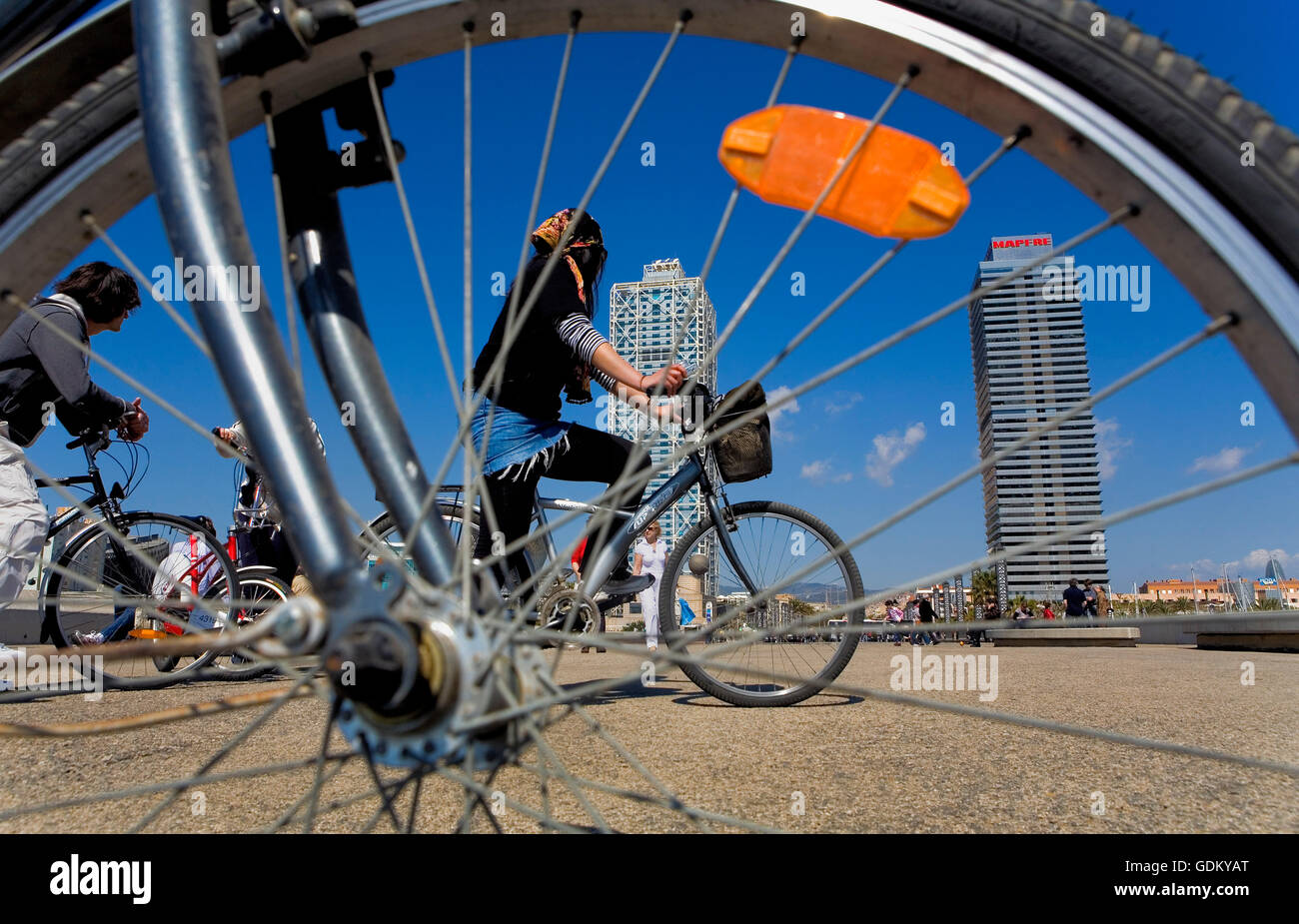 Fahrräder in der Marina Street, Port Olimpic, Barcelona, Spanien Stockfoto