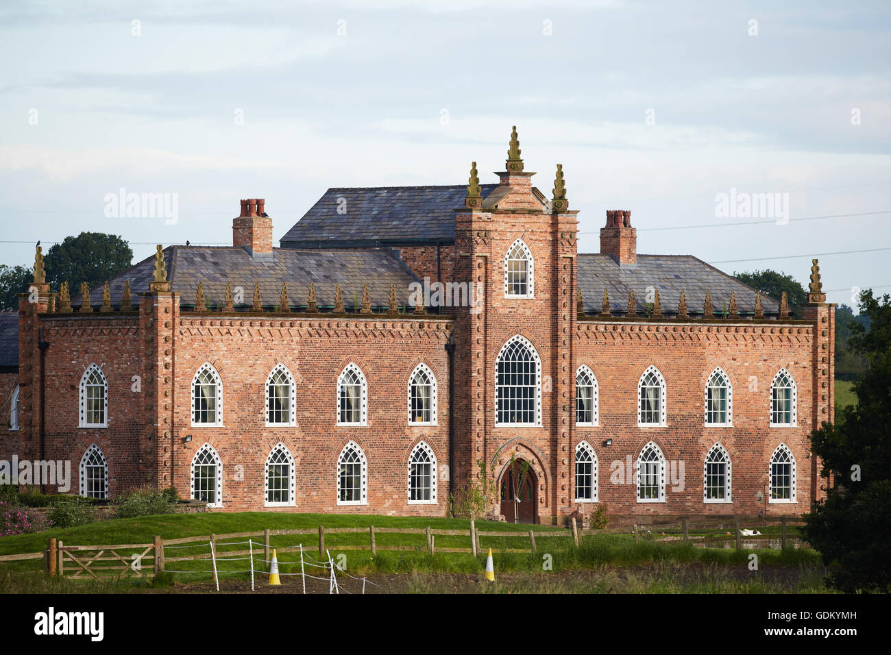 alte Halle Lane über tabley in Cheshire Mansion gotischen Fenstern Ziegel großes Haus Hall über Tabley Hall ist ein Landhaus in der Stockfoto