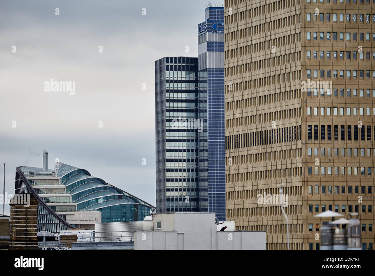 Genossenschaft HQ Bürogebäude Noma, umrahmt von den gelben Kacheln von Manchester Arndale Büroturm und CIS-Turm 1 Angel Square Stockfoto