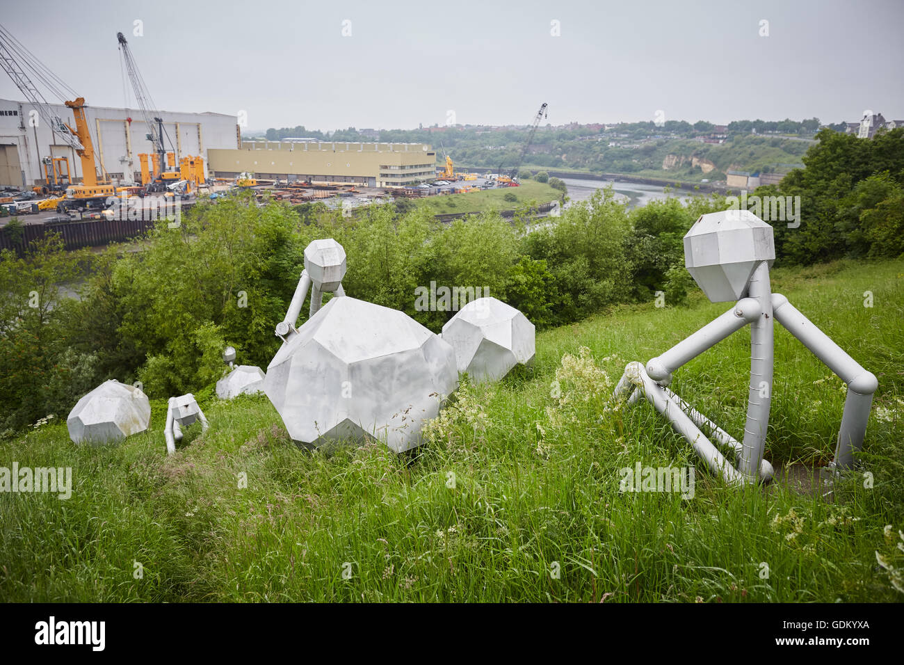 Moderner Skulptur in der Nähe von The Stadium of Light Sunderland England Installation ist 'Men of Steel' von Graeme Hopper 2001 s berechtigt. Stockfoto