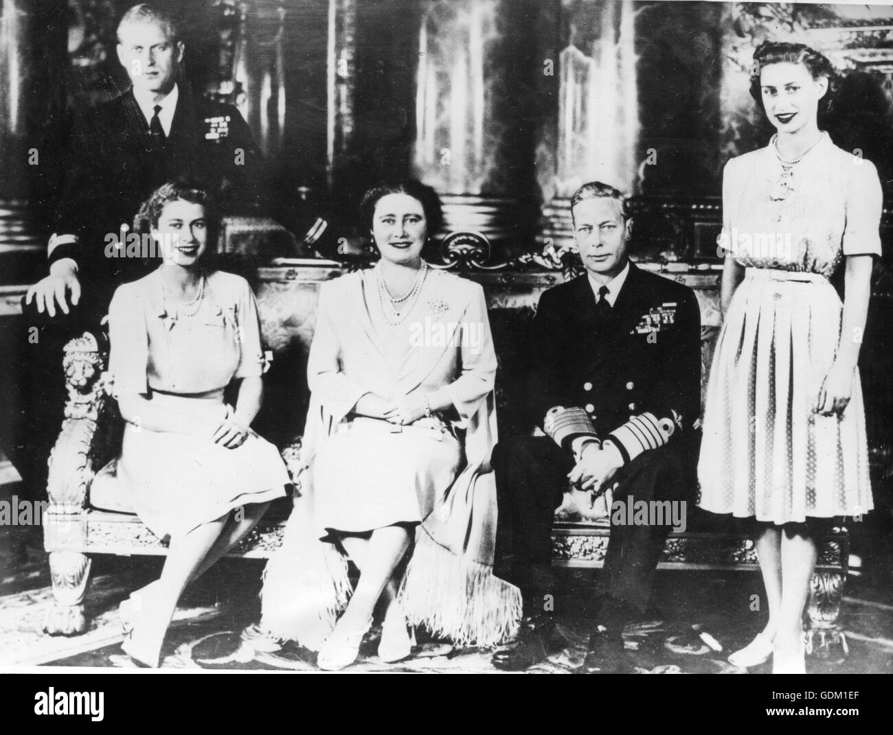 Die Royal Family of Britain, darunter Prinzessin Elizabeth Verlobter Lt Philip Mountbatten. Von links nach rechts: Lt Mountbatten, Prinzessin Elizabeth, Queen Elizabeth, König George VI. und Prinzessin Margaret Rose. Stockfoto
