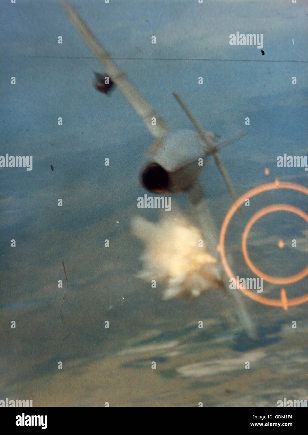 Tod von MIG. Seine 20-mm-Kanone feuern auf Point Blank Range, Generalmajor Kuster trifft den linken Flügel der MIG in der Nähe von Rumpf und es birst in Flammen. Die wichtigsten F-105 bestanden nur Füße unter die flammenden MIG. Vietnam. Stockfoto