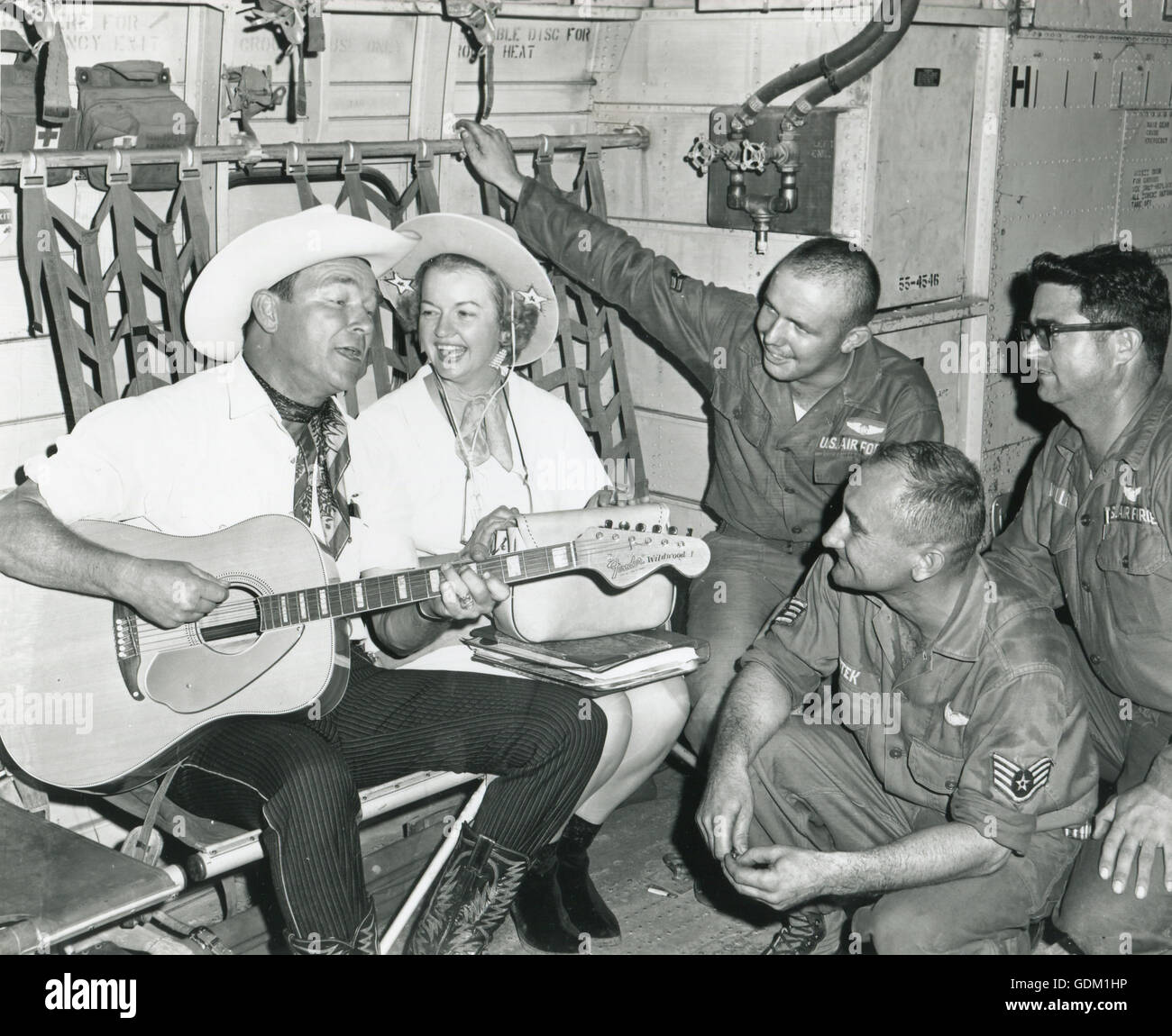 Roy Rogers und Dale Evans unterhalten Besatzungsmitglieder eines Air Force-C-123-Anbieters während der letzten Etappe ihrer Tour Vietnam. Crew-Mitglieder sind (l-R) Airman 2. Klasse Cyril F. Crawley, SSGT. Francis K Sutek und Tech Sgt Eddie Miller. Stockfoto