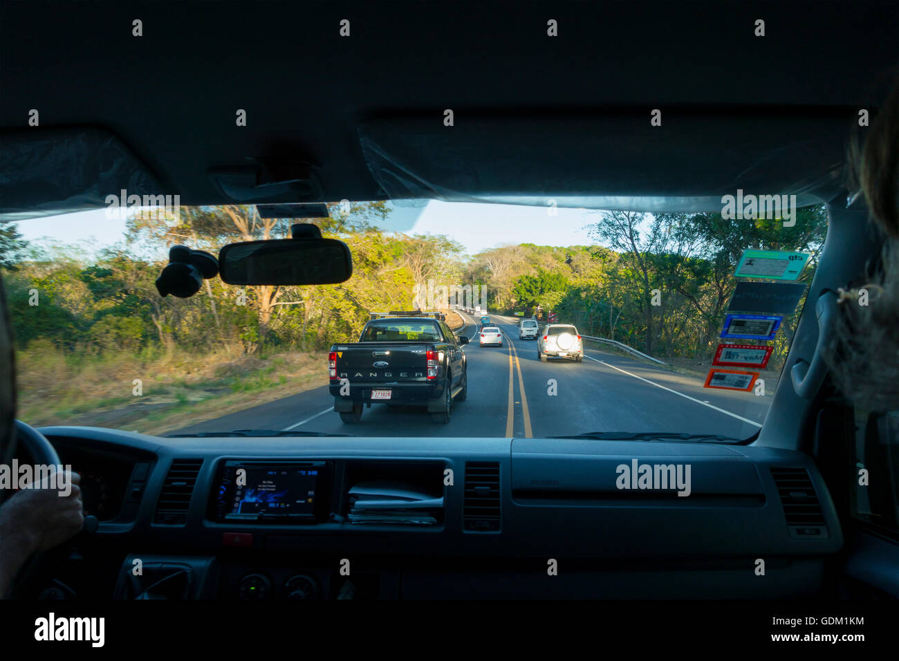 Autos fahren auf der falschen Seite der Straße entlang Highway 27 (Autopista José Maria Castro Madriz). Stockfoto