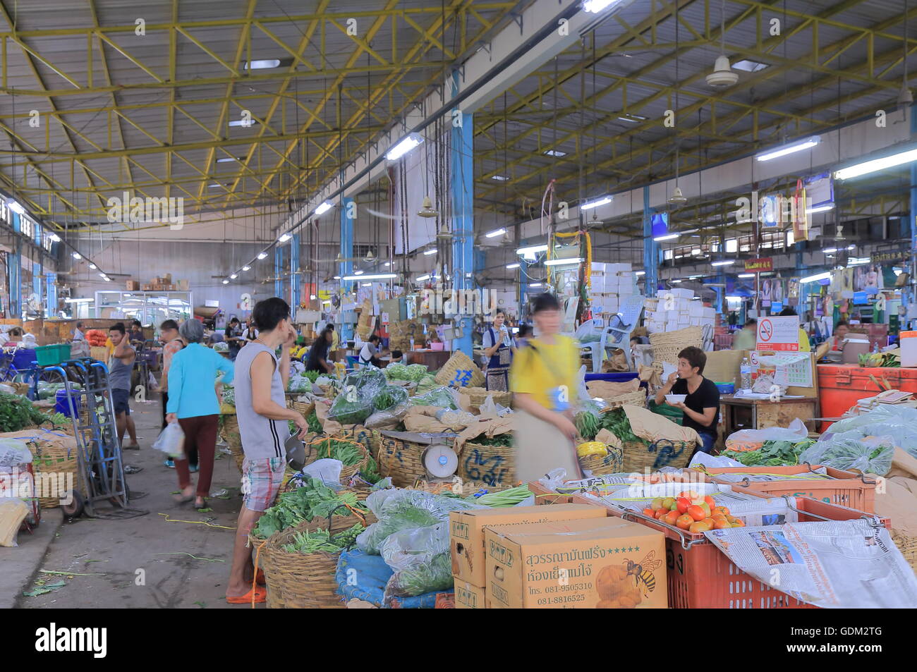 Mitarbeiter arbeiten im Pak Khlong Talat Markt in Bangkok Thailand. Stockfoto