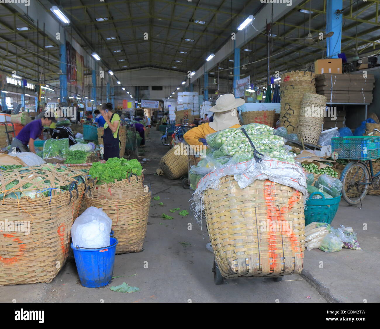 Mitarbeiter arbeiten im Pak Khlong Talat Markt in Bangkok Thailand. Stockfoto