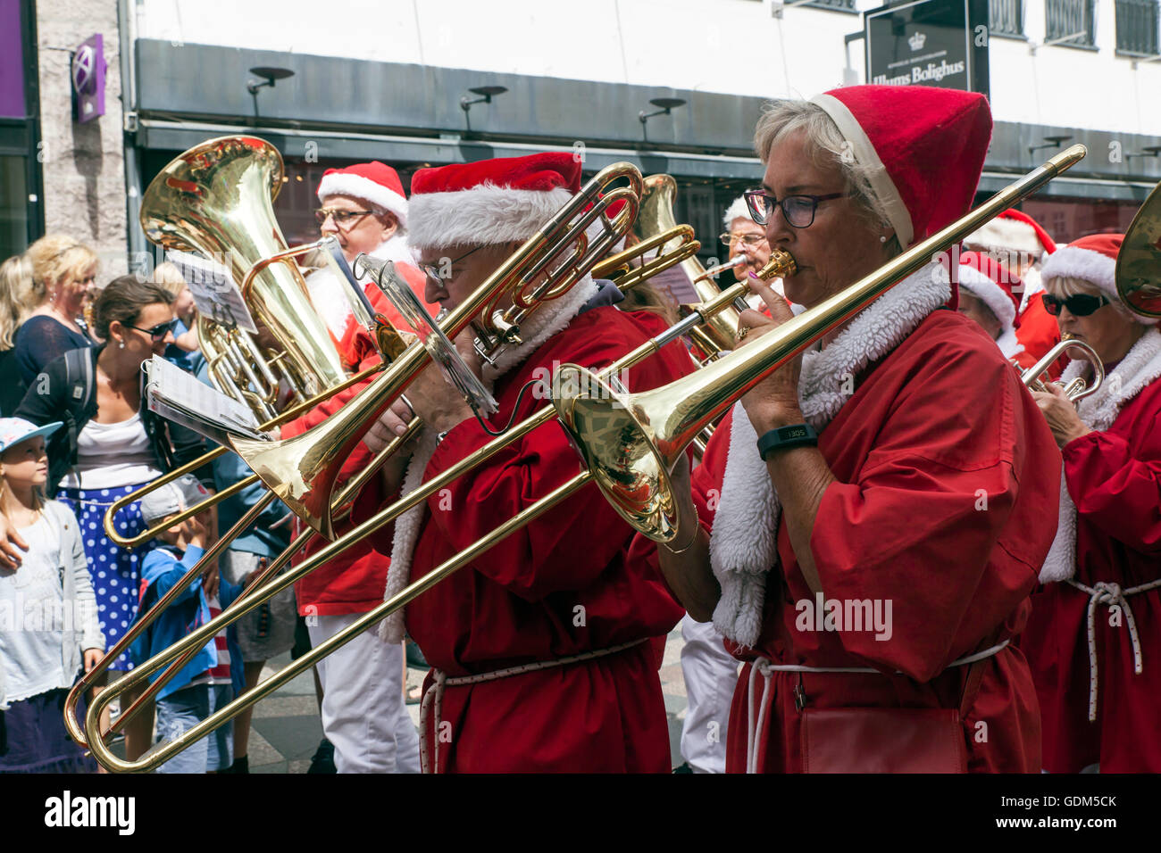 Kopenhagen – 18. Juli 2016: Teilnehmer in World Santa Claus Kongress 2016 Spaziergänge in Parade durch die Haupteinkaufsstraße, lebhafte, in Kopenhagen. Sie begann ihre Tour durch die dänische Hauptstadt durch den Besuch von The Little Mermaid Skulptur an der Hafenpromenade Langelinie, und von dort mit dem Boot in die Innenstadt. Der Kongress statt findet seit 1957. Der Veranstaltungsort und Veranstalter ist Bakken, der älteste Vergnügungspark der Welt und befindet sich nördlich von Kopenhagen. Bildnachweis: OJPHOTOS/Alamy Live-Nachrichten Stockfoto