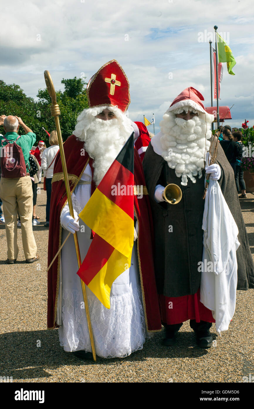 Kopenhagen – 18. Juli 2016: des Weihnachtsmannes aus Deutschland, der die Welt Santa Claus Kongress 2016 in Kopenhagen teilnimmt.  Hier im Bild während ihrer Tour durch die dänische Hauptstadt, die auf die Statue der kleinen Meerjungfrau an der Hafenpromenade Langelinie begann und dann weiter mit dem Boot in die Innenstadt, wo sie in Parade durch die Haupteinkaufsstraße der Stadt Halle gingen. Der Kongress statt findet seit 1957. Der Veranstaltungsort und Veranstalter ist Bakken, der älteste Vergnügungspark der Welt und befindet sich nördlich von Kopenhagen. Bildnachweis: OJPHOTOS/Alamy Live-Nachrichten Stockfoto