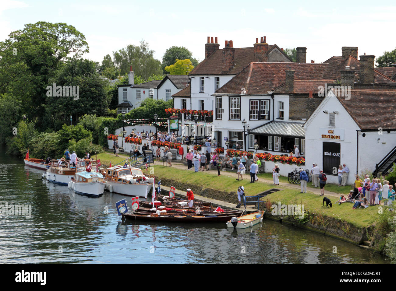 Staines-Upon-Thames, Surrey, UK. 18. Juli 2016. Am ersten Tag des Swan Upping 2016, der Schwan-Oberteil versammeln sich vor der Swan Pub zum Mittagessen, zum Jahresbeginn eine Woche lang im Überblick die Schwäne an der Themse. Heute beginnend bei Sunbury in Surrey Abingdon in Oxfordshire am Freitag zu erreichen. Der Royal Swan-Oberteil, wer die scharlachrote Uniform von ihrer Majestät der Königin zu tragen, Reisen in traditionellen Rudern Ruderboote zusammen mit Schwan Obermaterial aus Winzer und Färber Livree-Innungen. Bildnachweis: Julia Gavin UK/Alamy Live-Nachrichten Stockfoto