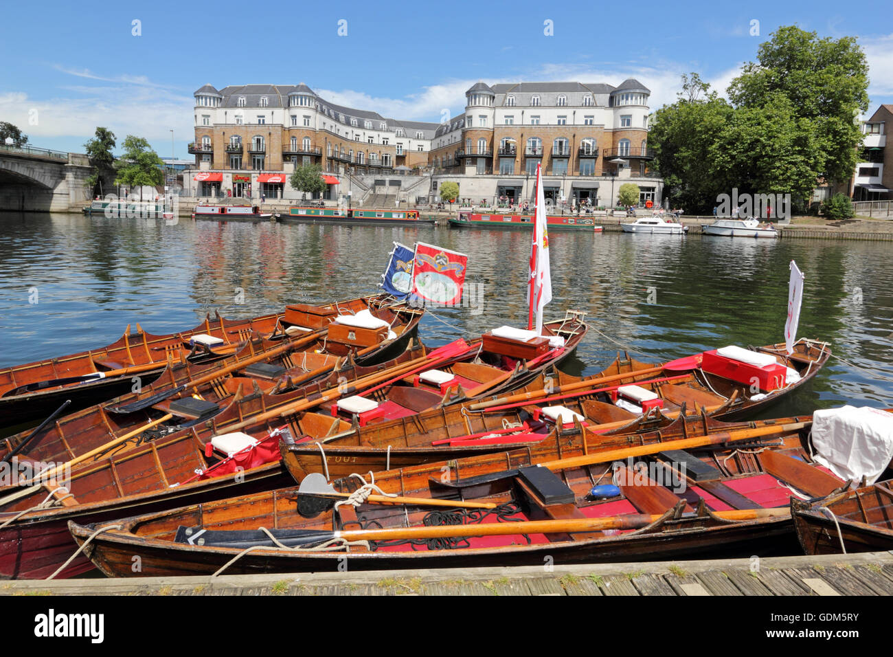 Staines-Upon-Thames, Surrey, UK. 18. Juli 2016. Am ersten Tag des Swan Upping 2016, der Schwan-Oberteil versammeln sich vor der Swan Pub zum Mittagessen, zum Jahresbeginn eine Woche lang im Überblick die Schwäne an der Themse. Heute beginnend bei Sunbury in Surrey Abingdon in Oxfordshire am Freitag zu erreichen. Der Royal Swan-Oberteil, wer die scharlachrote Uniform von ihrer Majestät der Königin zu tragen, Reisen in traditionellen Rudern Ruderboote zusammen mit Schwan Obermaterial aus Winzer und Färber Livree-Innungen. Bildnachweis: Julia Gavin UK/Alamy Live-Nachrichten Stockfoto