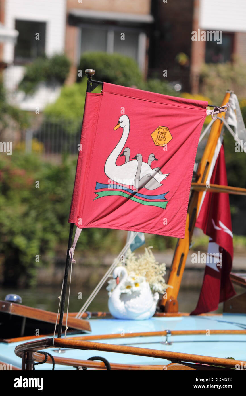 Staines-Upon-Thames, Surrey, UK. 18. Juli 2016. Am ersten Tag des Swan Upping 2016, der Schwan-Oberteil versammeln sich vor der Swan Pub zum Mittagessen, zum Jahresbeginn eine Woche lang im Überblick die Schwäne an der Themse. Heute beginnend bei Sunbury in Surrey Abingdon in Oxfordshire am Freitag zu erreichen. Der Royal Swan-Oberteil, wer die scharlachrote Uniform von ihrer Majestät der Königin zu tragen, Reisen in traditionellen Rudern Ruderboote zusammen mit Schwan Obermaterial aus Winzer und Färber Livree-Innungen. Bildnachweis: Julia Gavin UK/Alamy Live-Nachrichten Stockfoto