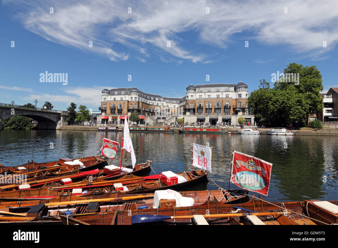 Staines-Upon-Thames, Surrey, UK. 18. Juli 2016. Am ersten Tag des Swan Upping 2016, der Schwan-Oberteil versammeln sich vor der Swan Pub zum Mittagessen, zum Jahresbeginn eine Woche lang im Überblick die Schwäne an der Themse. Heute beginnend bei Sunbury in Surrey Abingdon in Oxfordshire am Freitag zu erreichen. Der Royal Swan-Oberteil, wer die scharlachrote Uniform von ihrer Majestät der Königin zu tragen, Reisen in traditionellen Rudern Ruderboote zusammen mit Schwan Obermaterial aus Winzer und Färber Livree-Innungen. Bildnachweis: Julia Gavin UK/Alamy Live-Nachrichten Stockfoto
