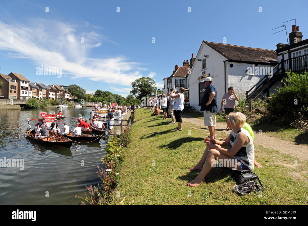 Staines-Upon-Thames, Surrey, UK. 18. Juli 2016. Am ersten Tag des Swan Upping 2016, der Schwan-Oberteil versammeln sich vor der Swan Pub zum Mittagessen, zum Jahresbeginn eine Woche lang im Überblick die Schwäne an der Themse. Heute beginnend bei Sunbury in Surrey Abingdon in Oxfordshire am Freitag zu erreichen. Der Royal Swan-Oberteil, wer die scharlachrote Uniform von ihrer Majestät der Königin zu tragen, Reisen in traditionellen Rudern Ruderboote zusammen mit Schwan Obermaterial aus Winzer und Färber Livree-Innungen. Bildnachweis: Julia Gavin UK/Alamy Live-Nachrichten Stockfoto