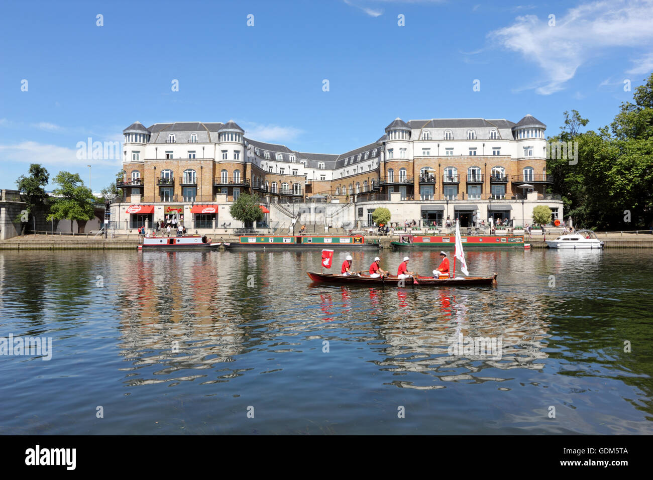 Staines-Upon-Thames, Surrey, UK. 18. Juli 2016. Am ersten Tag der Swan Upping 2016, einschließlich David Barber, Schwan-Obermaterial lassen den Swan Pub haben hielten zum Mittagessen, zum Jahresbeginn eine Woche lang im Überblick die Schwäne an der Themse. Heute beginnend bei Sunbury in Surrey Abingdon in Oxfordshire am Freitag zu erreichen. Der Royal Swan-Oberteil, wer die scharlachrote Uniform von ihrer Majestät der Königin zu tragen, Reisen in traditionellen Rudern Ruderboote zusammen mit Schwan Obermaterial aus Winzer und Färber Livree-Innungen. Bildnachweis: Julia Gavin UK/Alamy Live-Nachrichten Stockfoto