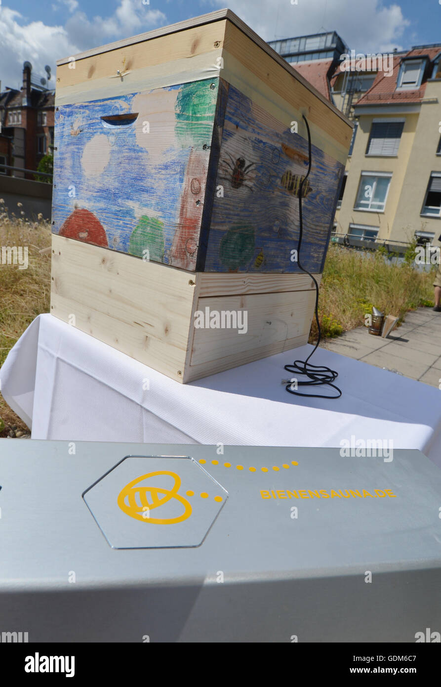Stuttgart, Deutschland. 18. Juli 2016. "Biene Sauna" vor einer Biene Bienenstock in Stuttgart, Deutschland, 18. Juli 2016. Unter der Hitze der Biene stirbt Sauna Hitze empfindlich Parasit Varroa Destructor. Foto: Franziska Kraufmann/Dpa/Alamy Live News Stockfoto