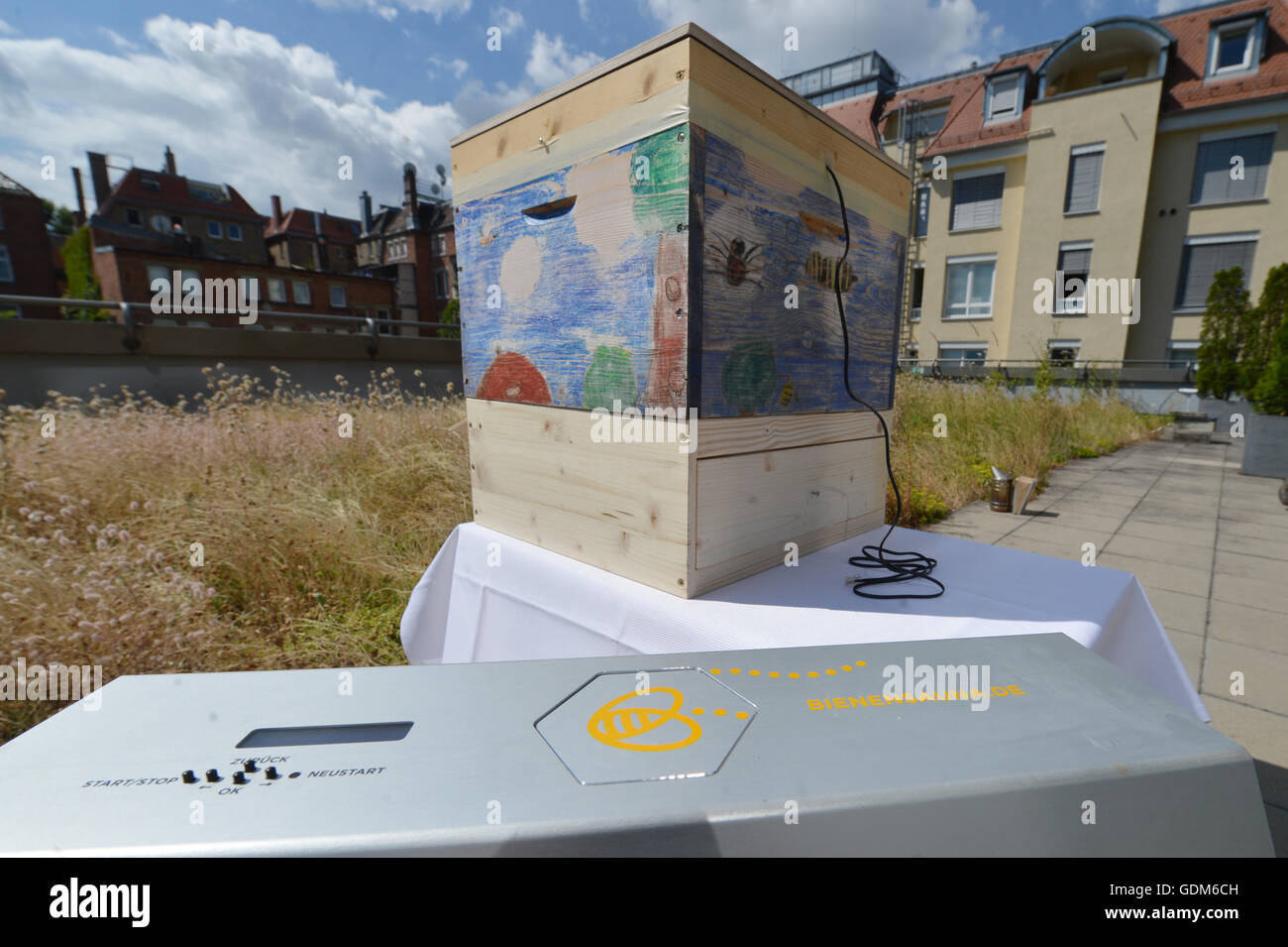 Stuttgart, Deutschland. 18. Juli 2016. "Biene Sauna" vor einer Biene Bienenstock in Stuttgart, Deutschland, 18. Juli 2016. Unter der Hitze der Biene stirbt Sauna Hitze empfindlich Parasit Varroa Destructor. Foto: Franziska Kraufmann/Dpa/Alamy Live News Stockfoto