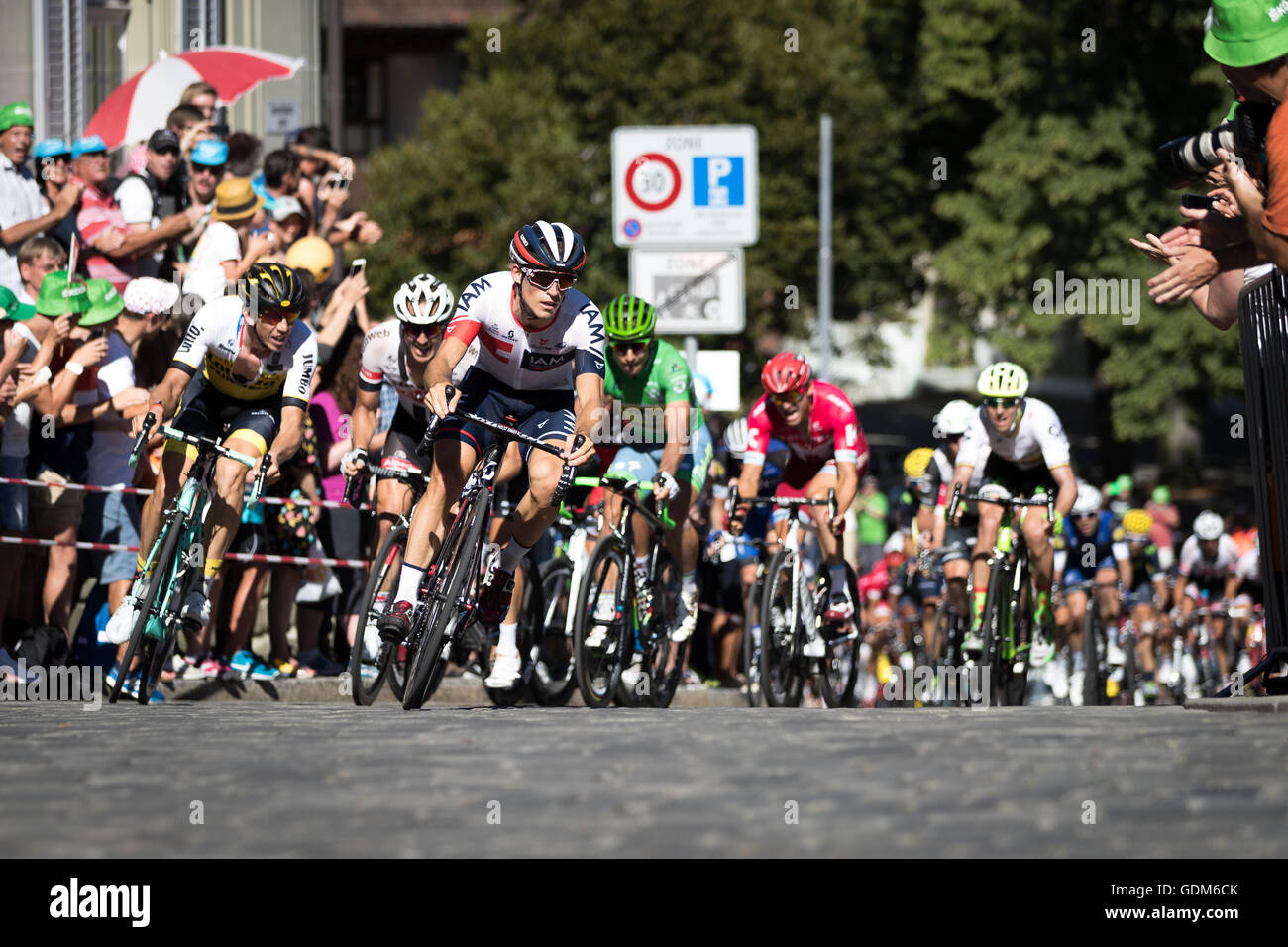 Bern, Schweiz. 18. Juli 2016. Sondre Holst Enger (IAM Cycling) führt die Packung, die kurze gepflasterten Rampe 2 km vor dem Ziel. Bildnachweis: John Kavouris/Alamy Live-Nachrichten Stockfoto