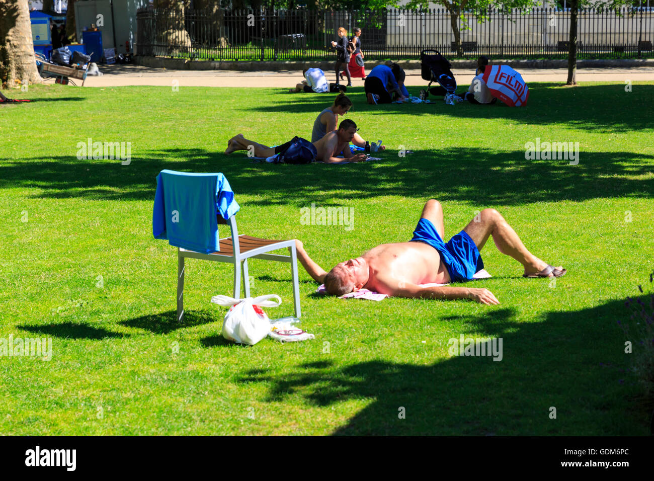 Greenwich, London, UK. 18. Juli 2016. die Menschen den Sonnenschein und heißen Temperaturen in Greenwich Park. Credit: imageplotter Nachrichten und Sport/alamy Leben Nachrichten machen Stockfoto