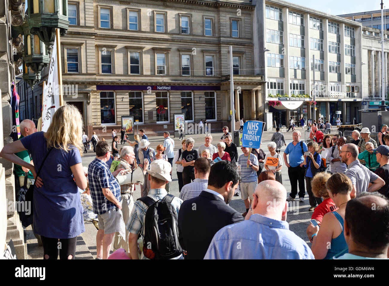 Nottingham,UK.18th Juli 2016.Nottingham CND versammelten sich auf dem alten Marktplatz zu einer Kundgebung anlässlich eines parlamentarischen Abstimmung über Trident Ersatz am 18. Juli stattfinden. Rund vierzig Demonstranten forderten ein Verbot von Atomwaffen und bin Trident. Stockfoto