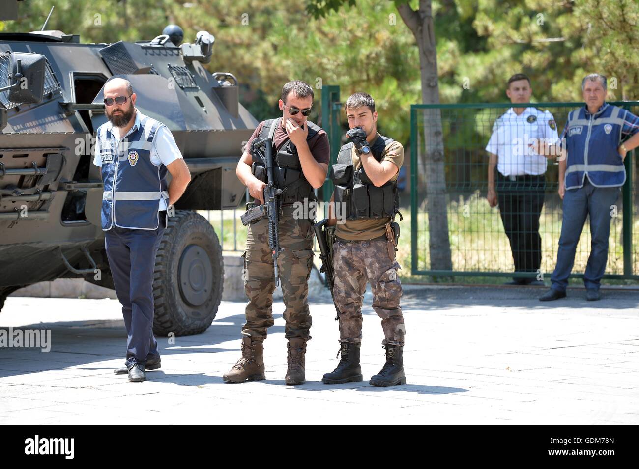 (160718)--ANKARA, 18. Juli 2016 (Xinhua)--Special Forces und Polizei Wache stehen in der Nähe von Ankara Gerichtsgebäude in Ankara, Türkei am 18. Juli 2016. Außerordentliche Sicherheitsmaßnahmen sind im Zentrum der türkischen Hauptstadt Ankara, beobachtet worden, wie Special Forces und Polizei begleitet von gepanzerten Fahrzeugen Resultate von Straßen patrouillieren. (Xinhua/Mustafa Kaya) Stockfoto