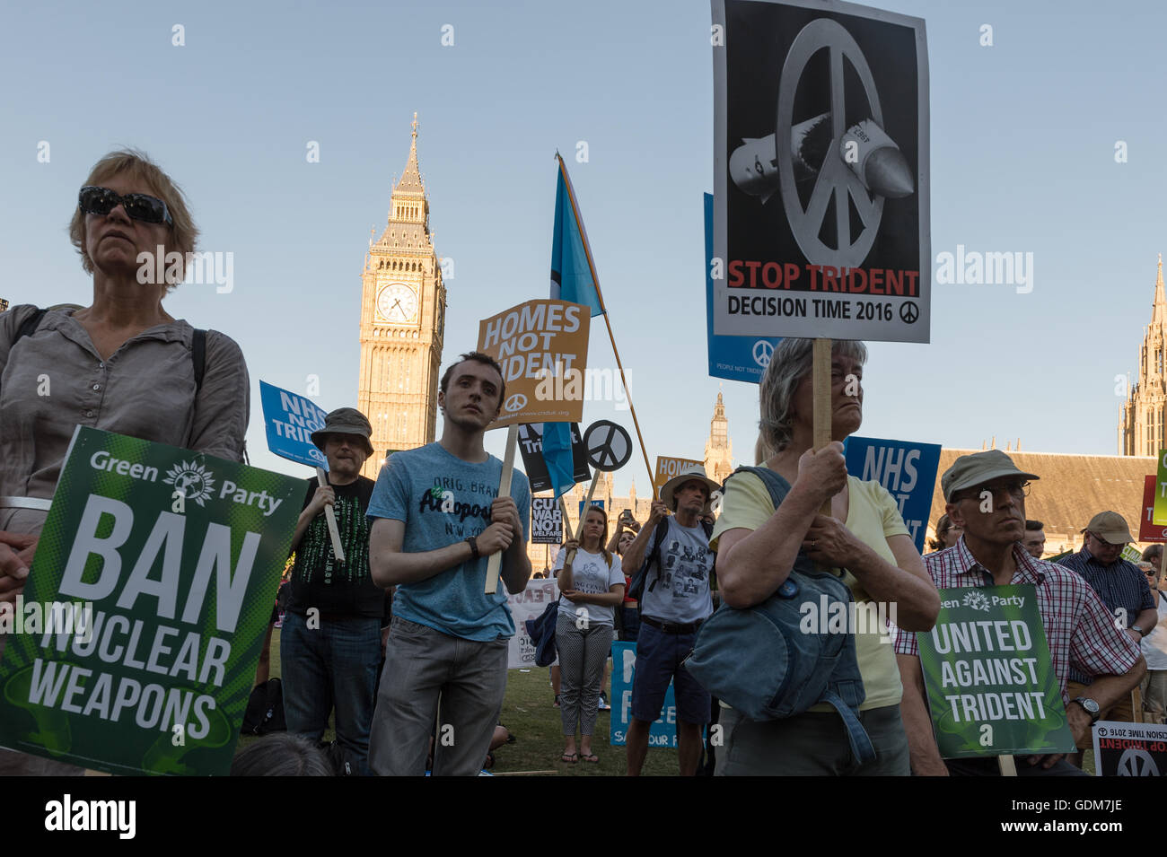 London, UK. 18. Juli 2016. Anti-atomare-Aktivisten versammelten sich in Parliament Square gegen Erneuerung der britischen Trident Atomwaffen System zu protestieren. Am Tag das Parlament diskutiert und abgestimmt, ob Sie bis zu £205bn in neuen Trident-Programm zu investieren oder Abschaffung des Projekts. Wiktor Szymanowicz/Alamy Live-Nachrichten Stockfoto