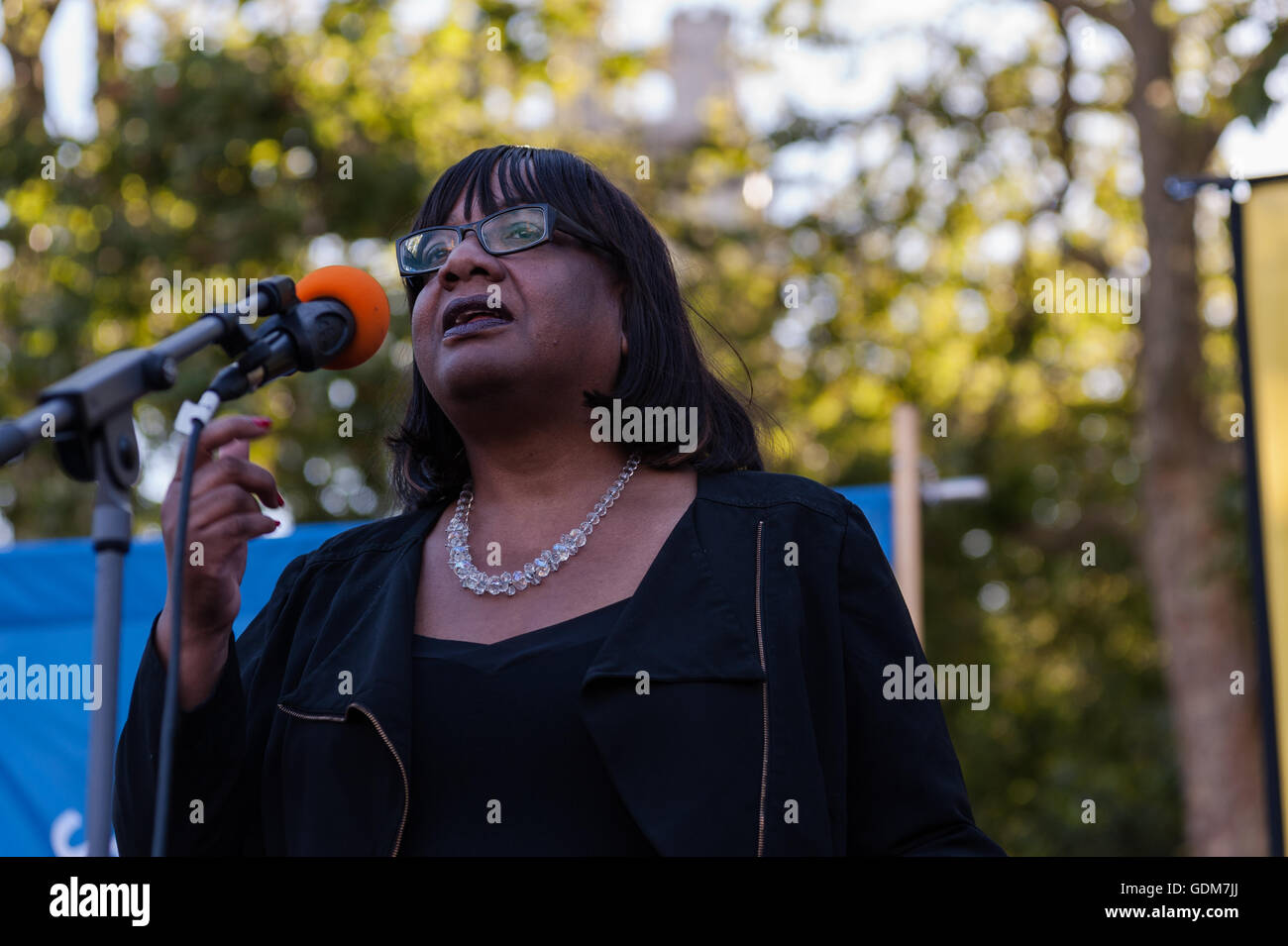 London, UK. 18. Juli 2016. Diane Abbott, der Schatten-Gesundheitsminister hält eine Rede bei Anti-Atom-Protest gegen Erneuerung der britischen Trident Atomwaffen System in Parliament Square. Am Tag das Parlament diskutiert und abgestimmt, ob Sie bis zu £205bn in neuen Trident-Programm zu investieren oder Abschaffung des Projekts. Wiktor Szymanowicz/Alamy Live-Nachrichten Stockfoto