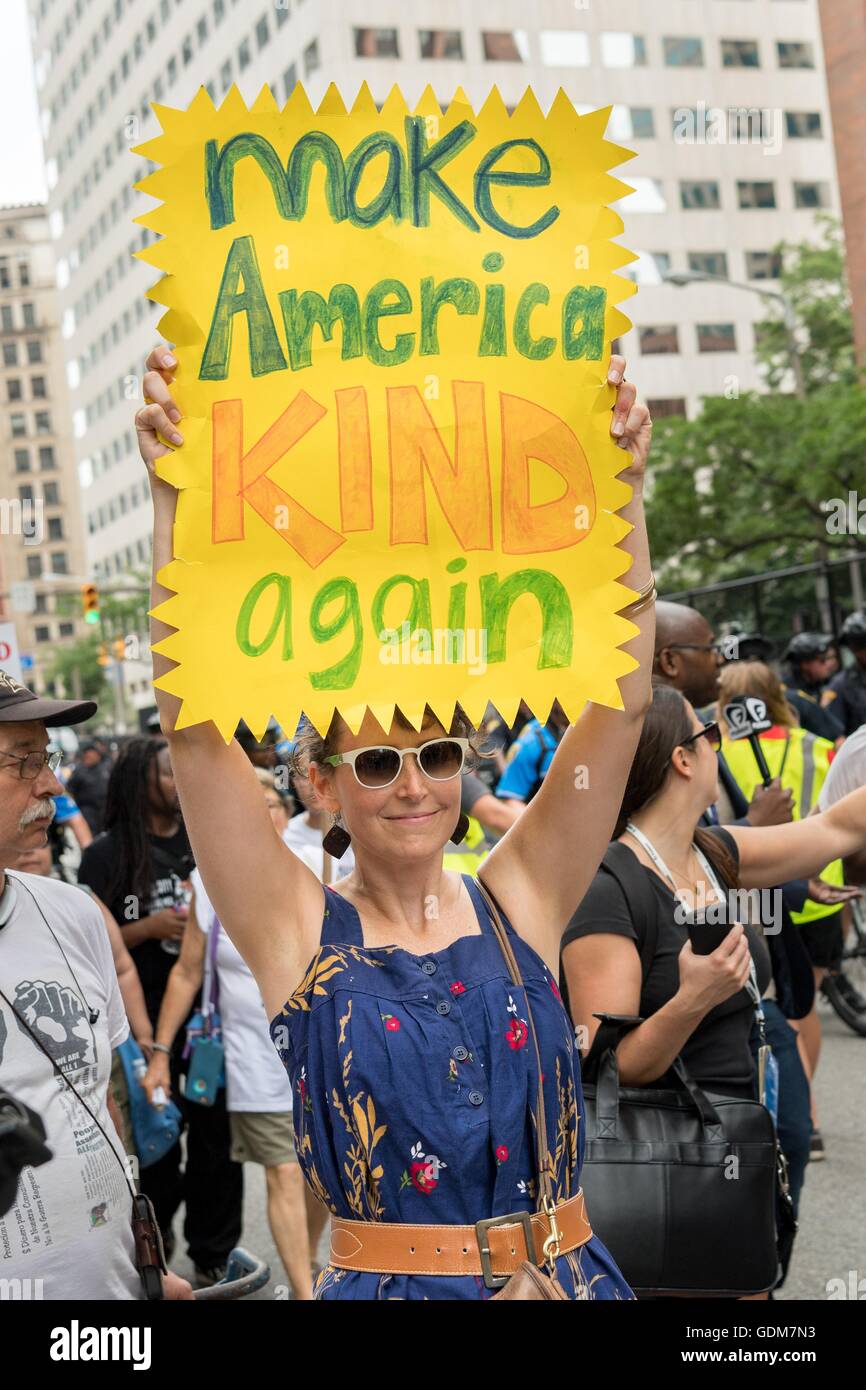 Cleveland, Ohio, USA. 18. Juli 2016. Anti-Trump Demonstranten März durch die Innenstadt in der Nähe der Republican National Convention in der Quicken Loans Mitte 18. Juli 2016 in Cleveland, Ohio. Bildnachweis: Planetpix/Alamy Live-Nachrichten Stockfoto